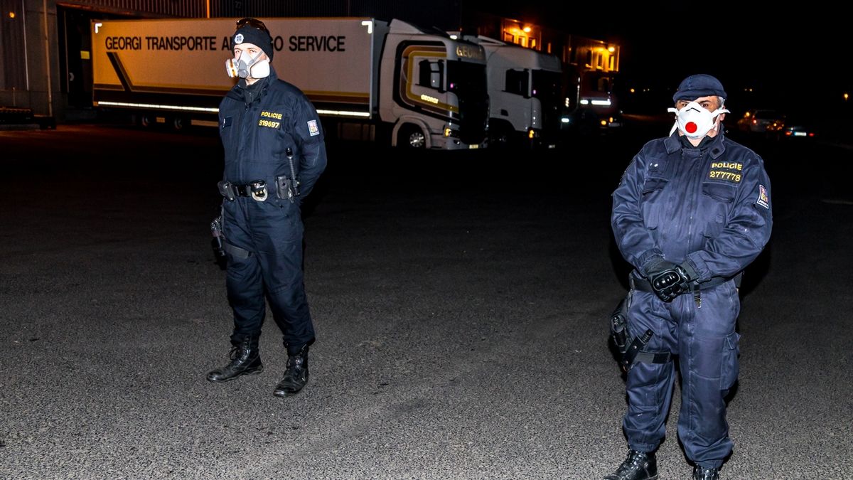 Policisté v Lovosicích zabavili spekulantům tisíce respirátorů a statisíce roušek